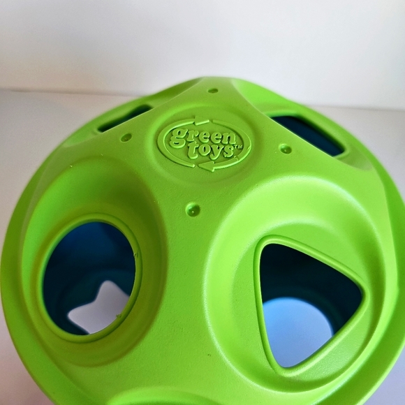 The Green Toys Shape Sorter, 1 star, 2 triangles, 1 circle, no square - Picture 3 of 8